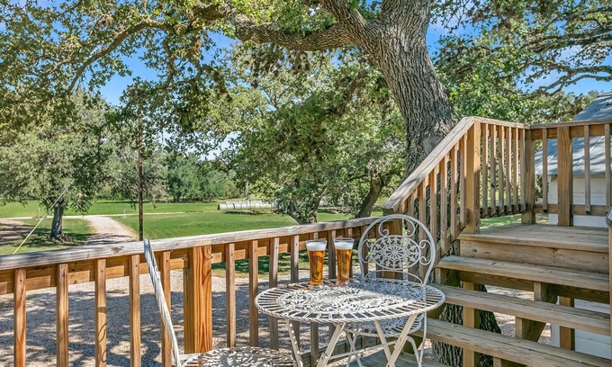 Stonewall Apartment | 1/1 Loft | Queen Bed | Fire-pit | Pet Friendly w/fee