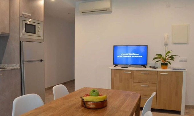 Roses Town Center Apartment | 1.1 NEW in center ROSES with WI-FI, AC and TV sat at 60 m MAR