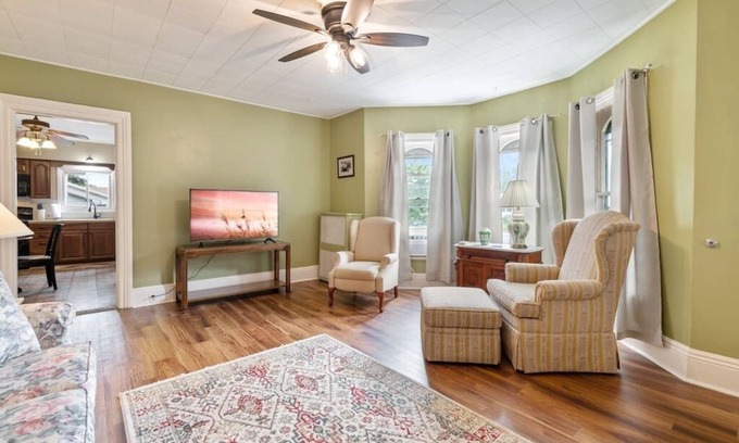 West Irondequoit House | 1/2 House, Sleeps 10🗲Fast WiFi ★ North of ROC | 15 mins to Most Anywhere