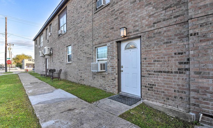 Galveston Apartment | 1/2 Mi to Beach: Convenient Retreat in Galveston!