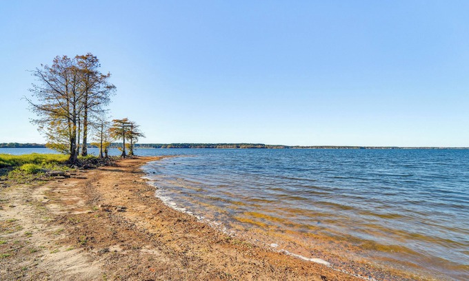 Zwolle House | 1/2 Mi to Toledo Bend Lake: Water-View Retreat