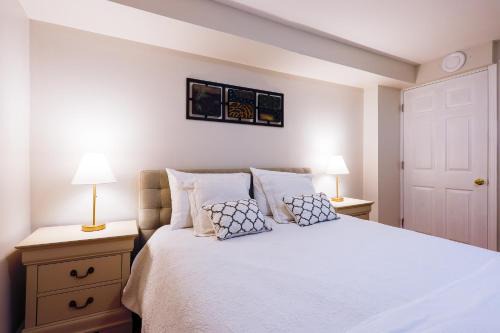 Mississauga Apartment | 1,200sq ft comfy home, perfect location, luxury bedding, feels like home!