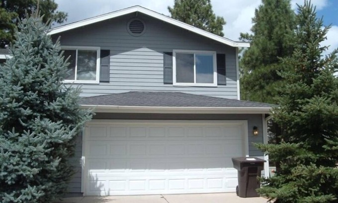Woodlands Village House | 1,350 Sf Townhouse next to Campus and Downtown