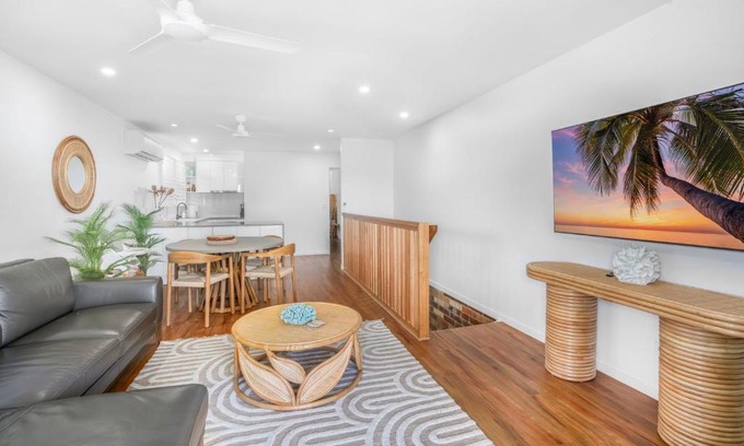 Rainbow Beach Apartment | 1-46 Manooka Drive - Rainbow Beach Aircon. Wifi. Pool. View