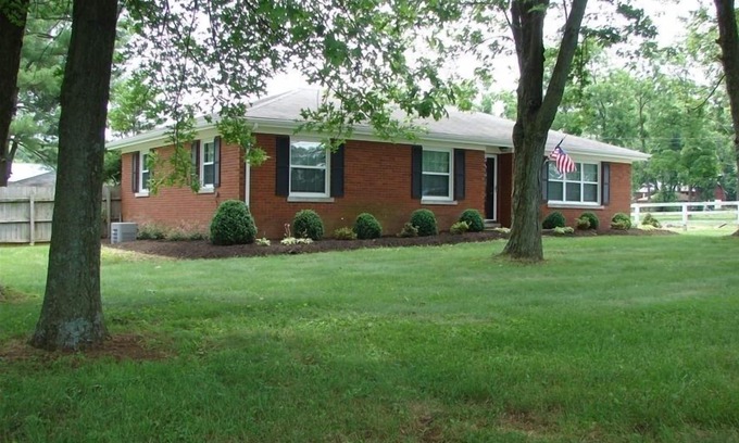 Lexington House | 1.5 Miles to Kentucky Horse ParknPremise ID 12268400-1
