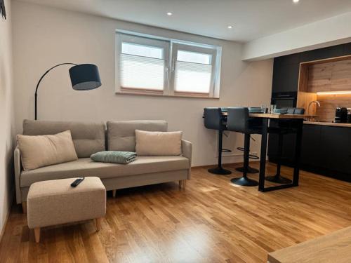 Flintsbach A. Inn Apartment | 1,5-Zimmer, Top ausgestattet, 4 Pers, Souterrain, Self Check-in, Parkplatz, Netflix & Amazon Prime