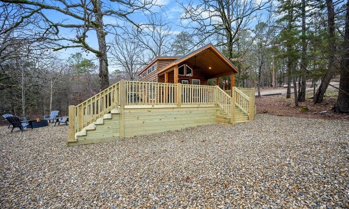 Broken Bow Cabin | 1 bdr + loft brand new tiny home w/hot tub by a seasonal creek