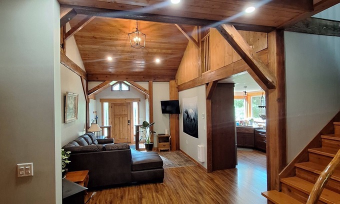 Nelson House | 1 bdrm, 2 bed in a house to yourself mins from sandy beaches, trails and Nelson!