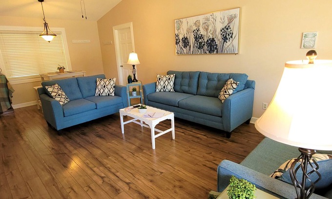 Athens House | 1 Bdrm home sleeps 2, 1 mile from I-65, shopping and dining. Fenced backyard
