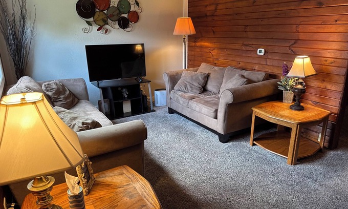 Beaverdale Apartment | 1 bed, 1 bath Central DM by VA Hospital North of Drake University No Stairs.