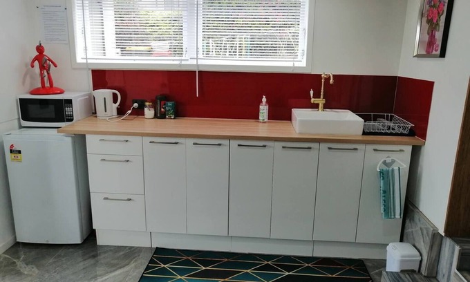 Massey Apartment | 1 Bed 1 Bathroom w Parking sleeps 3