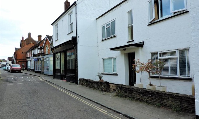 Bagshot Apartment | 1 Bed Bagshot Pennyhill Accommodation