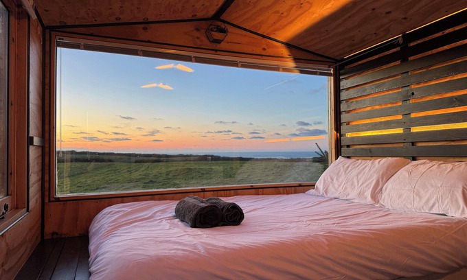 Mortehoe Cabin | 1 Bed Cabin - Sleeps 2 - Pets - Garden - Parking
