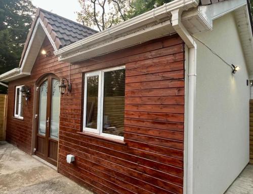Grangend House | 1-Bed Cosy Cottage near Emerald Park - Sleeps 5