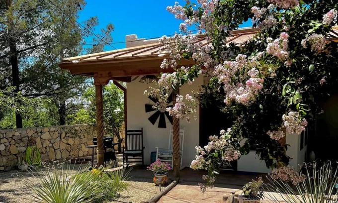 Mesilla Park House | 1 bed cute casita near NMSU, pet friendly