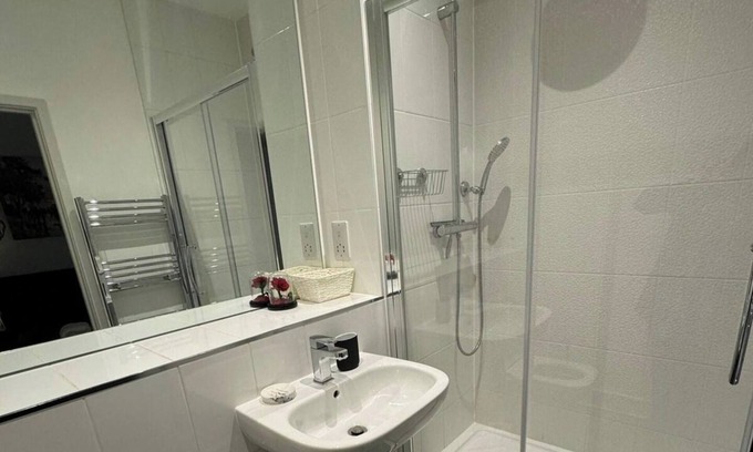 Bracknell Apartment | 1 bed-Sleeps 4-Town Centre-10 min to Ascot- Pets