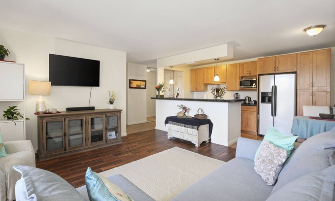 Hale Apartment | 1 BED-Sunny Apt-Denver- Pool, gym, sauna, Walk to dining, shops, hospitals;