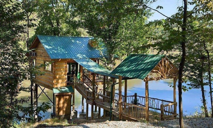 Jackson Cabin | 1 BEDROOM 1 BATH, TREE-CABIN BY A 20 ACRE PRIVATE LAKE