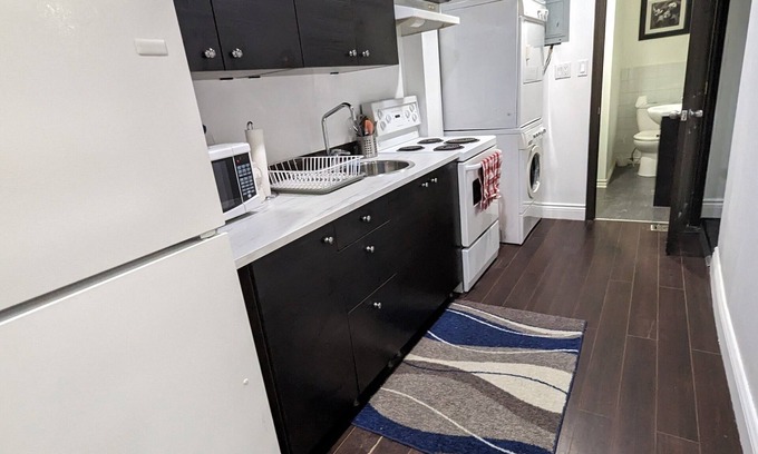 Etobicoke Apartment | 1 Bedroom, 1 Bathroom with kitchen Flat/apartment