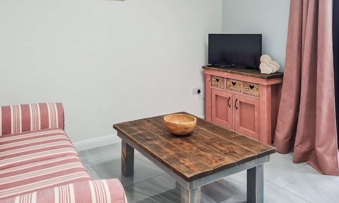 Ynysddu Cottage | 1 bedroom accommodation in Mynydd Islwyn