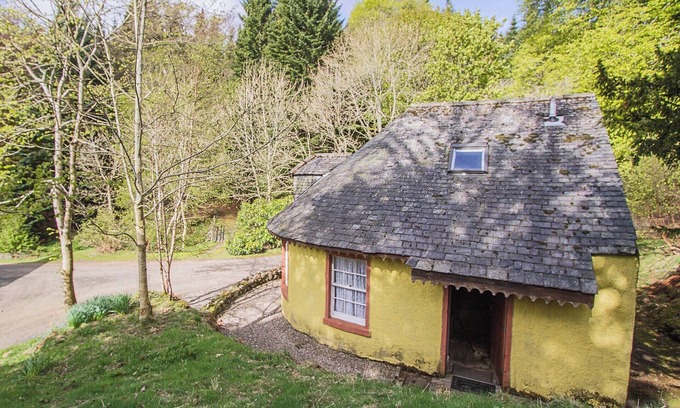 Kirriemuir Cottage | 1 bedroom accommodation in Glenprosen, by Kirriemuir