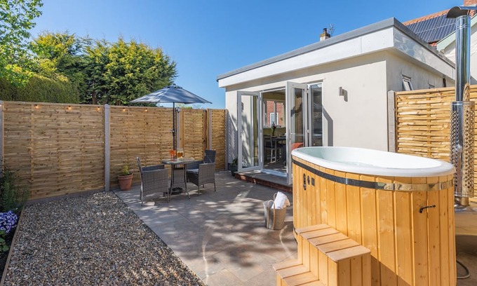 Thurlton Cottage | 1 bedroom accommodation in Thurlton