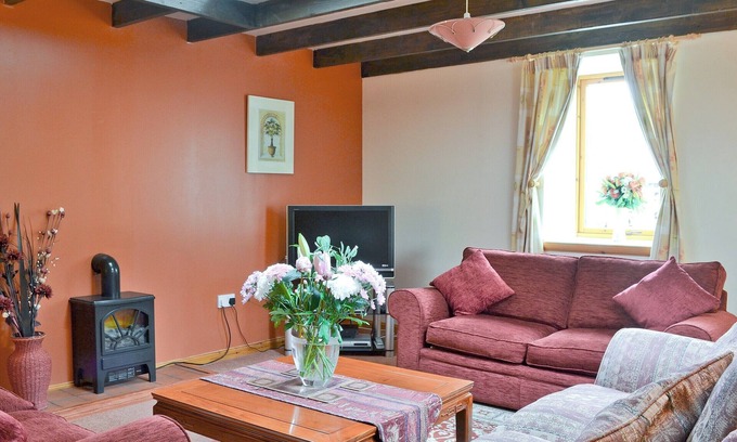 Lewiston Cottage | 1 bedroom accommodation in Drumnadrochit, by Inverness