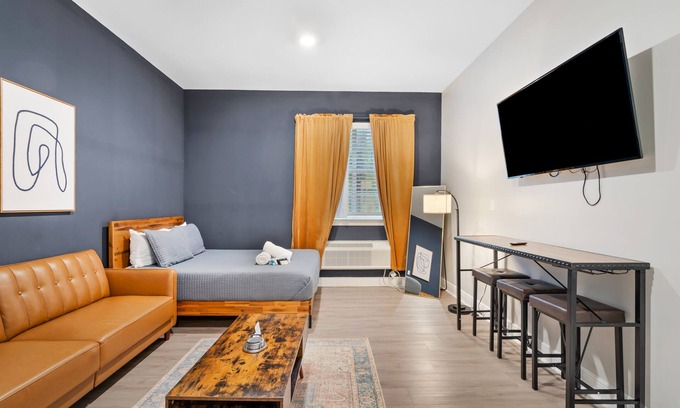 Grand Bay Apartment | 1 Bedroom Apartment at Oak + Fountain - #15