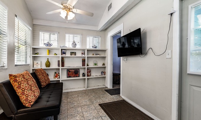 Gainesville Apartment | 1 bedroom Apartment in quaint triplex 12 blocks from UF and downtown