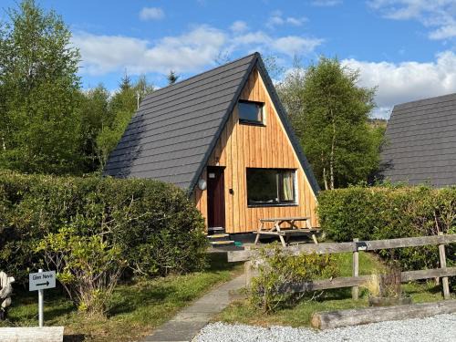 West Laroch Ski Chalet | 1 Bedroom Cabin with Mountain & Loch Views - Quiet Location between Glencoe & Ben Nevis