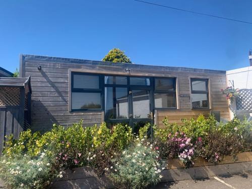 Looe Apartment | 1-bedroom chalet with parking on site