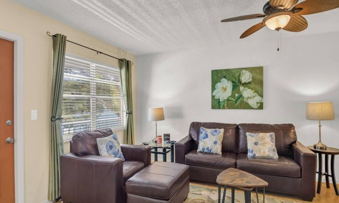 Florida Ridge Condo | 1 Bedroom Condo 431592 by Houzlet