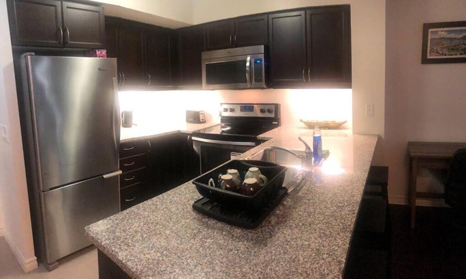 Toronto Entertainment District Apartment | 1 bedroom condo beside CN Tower & Rogers Centre