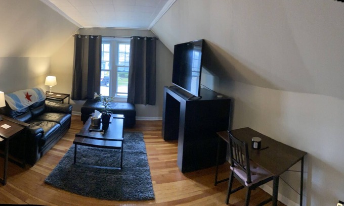 Des Plaines Condo | 1 bedroom condo Ohare pet friendly