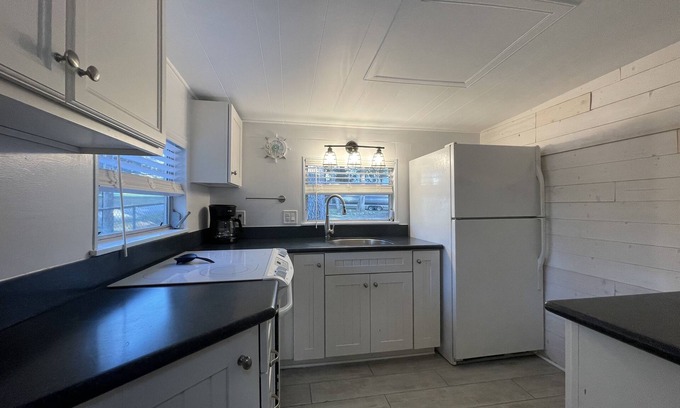 Bayport House | 1 bedroom cottage 5 mins to Pine Island Park, 10 minutes to WEEKI WACHEE SPRINGS