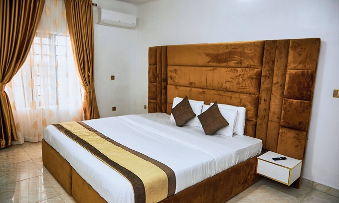Ofin House | 1-Bedroom Flat - Sleeps 3 - Pool - Spa - Parking