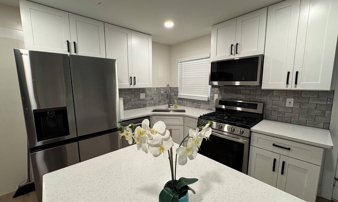East Side Apartment | 1-bedroom full kitchen in East ATL Village walk to Kroger and bus