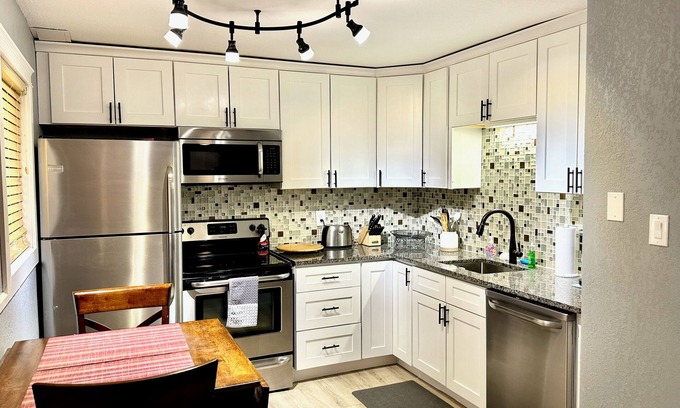 Cheyenne Apartment | 1 bedroom furnished apartment, great location, 10 minutes from Frontier Park.
