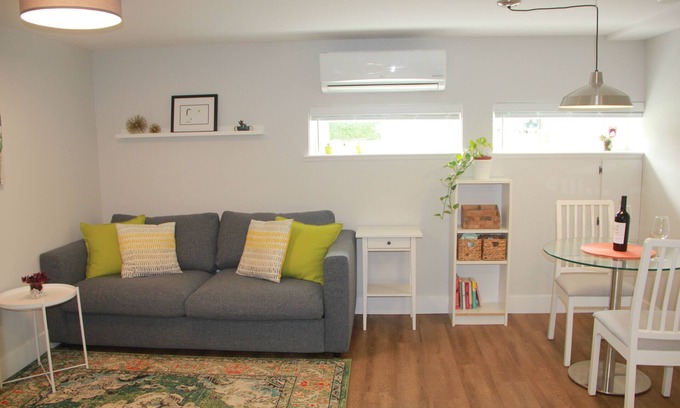 Riley Park House | 💎1 bedroom HiddenGem suite in central Vancouver ✨Clean +Free Wifi +Near All