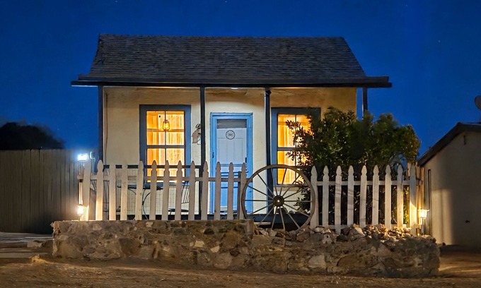Tombstone House | 1-bedroom house with WiFi/AC, walk to Allen Street in the Historic District