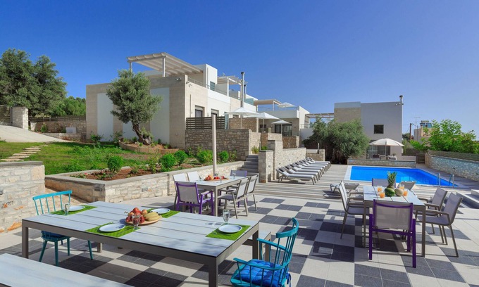 Adele House | 1 Bedroom maisonette house 2km from beach & sea with shared pool sleeps 4 guests