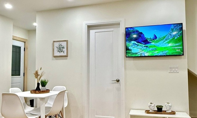 Trinity - Bellwoods House | 1 Bedroom Palmerston Downtown- Parking