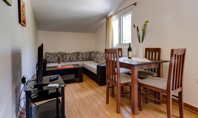 Skaljari Apartment | 1 Bedroom Peacefull apartment few minutes of walk from the Sea and City Center