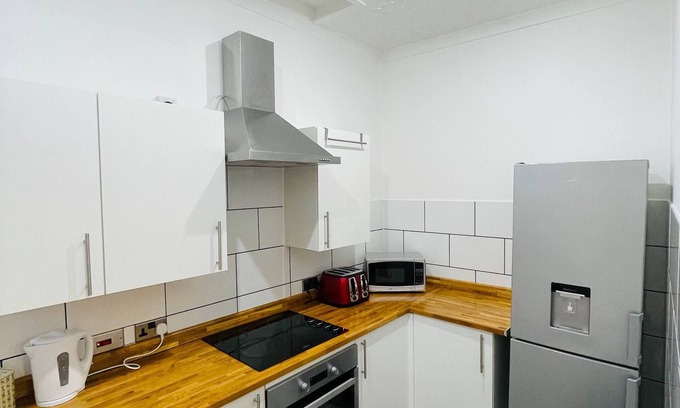 Kelty Apartment | 1 Bedroom Pet Friendly Apt Wd Free Wifi, Parking, Netflix & Pool Table. Sleeps 3