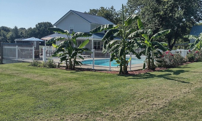 Nazareth Cottage | 1-bedroom poolhouse w/private heated pool, within 10 miles to 11 distilleries.