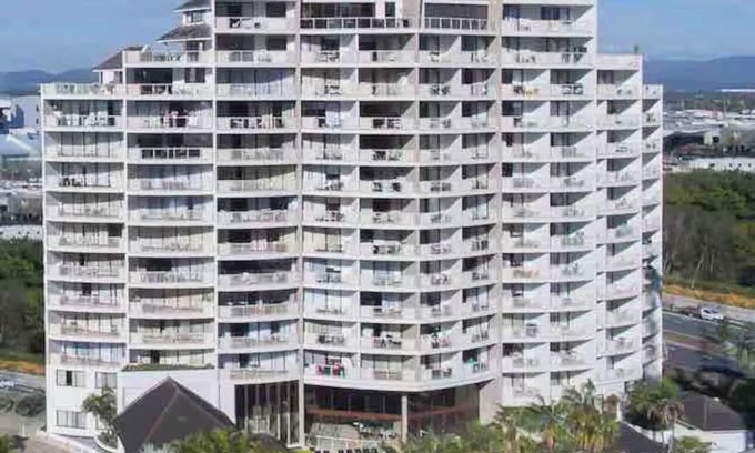 Gold Coast Apartment | 1-bedroom sub penthouse rooftop apartment with WiFi, AC in gorgeous Broadbeach