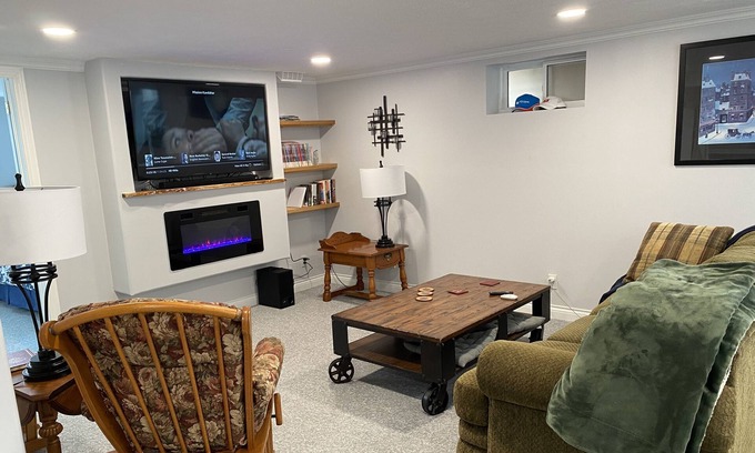 Brantford House | 1 bedroom Suite home away from home (Brantford)