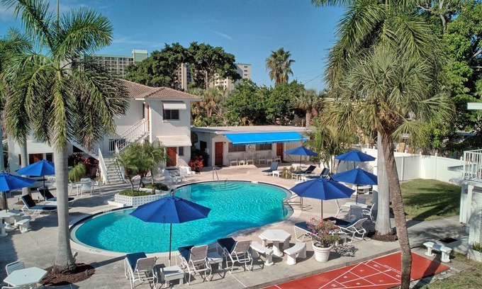 St. Pete Beach Condo | 1 bedroom w king bed. Overlooks Pool from balcony