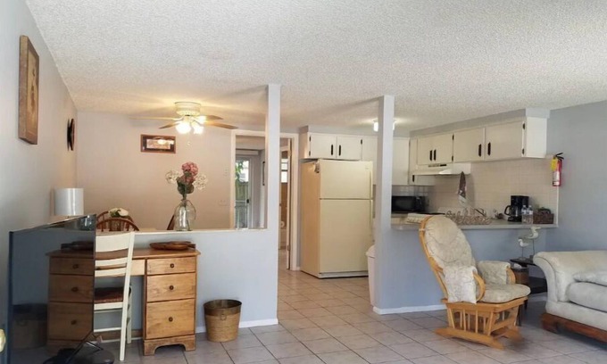 New Port Richey Apartment | 1 blk to Downtown NPR. Quiet back St. Free Parking
