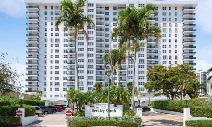 Lauderdale Beach Condo | 1 Block from Beach, Water View, 2 Bd, 2 Bth Pool, BBQ, Gym, Tennis ct, Rec.Room